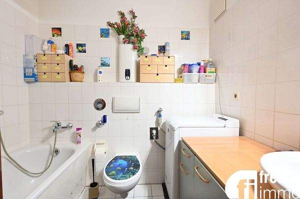 Bad mit Wanne und WM-Anschluss_02 WE 