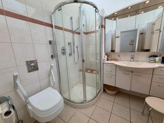 Bad mit Dusche (erneuert)