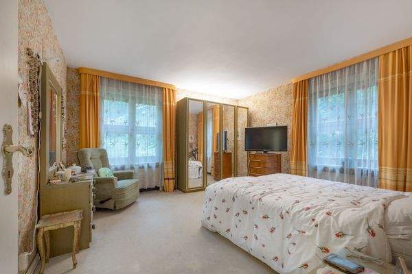 schönes Schlafzimmer im Erdgeschoss für kurze Wege