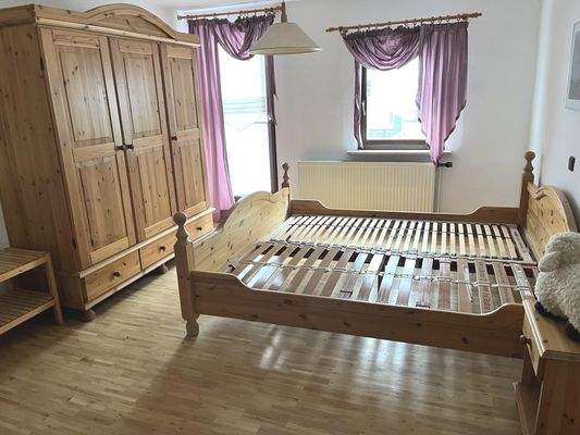 Zimmer mit Holzparkett (DG)