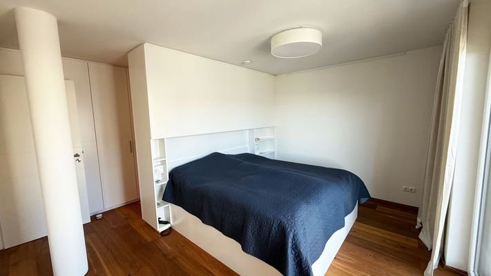 Elternschlafzimmer mit begehbarem Kleiderschrank