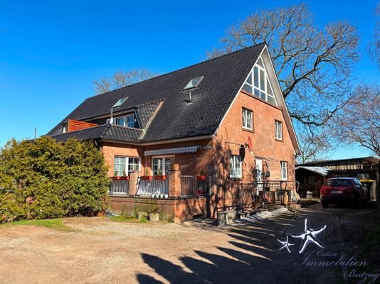 12 Stellplätze, 6 Schuppen
