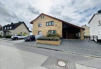 Blick aufs Haus mit Parkfläche