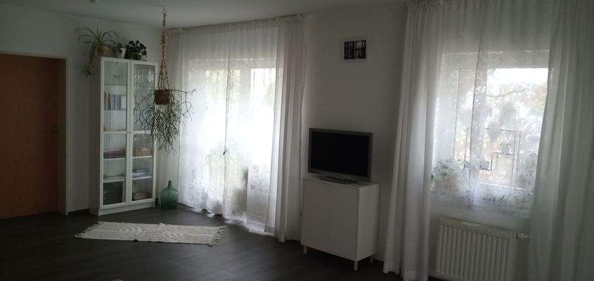 Wohnzimmer mit Balkonzugang