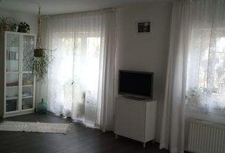 Wohnzimmer mit Balkonzugang