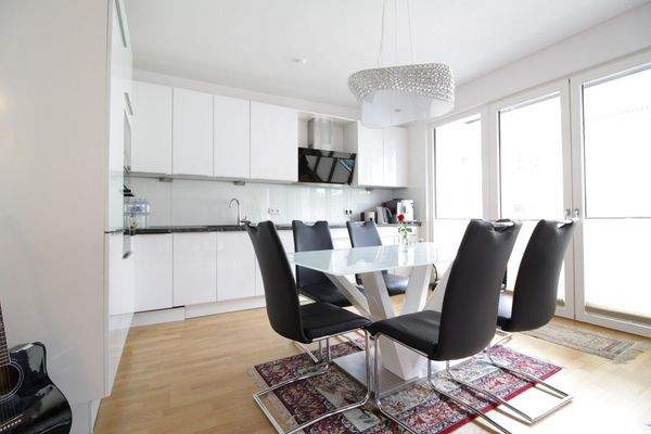 Essbereich mit offener Küche