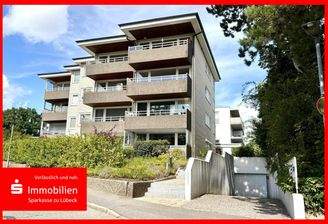 Außenansicht mit Zufahrt zur Garage