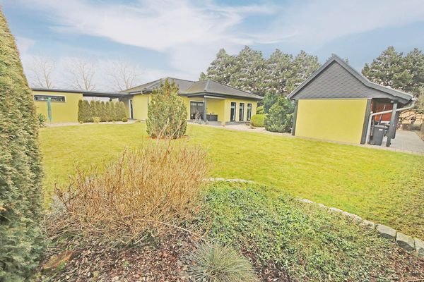 Blick auf Haus und Gartenhaus