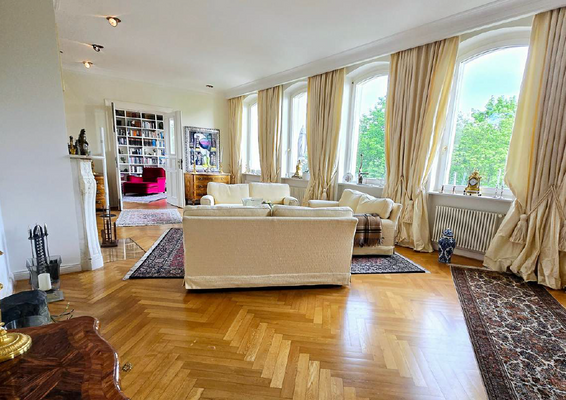 Wohnzimmer und Bibliothek