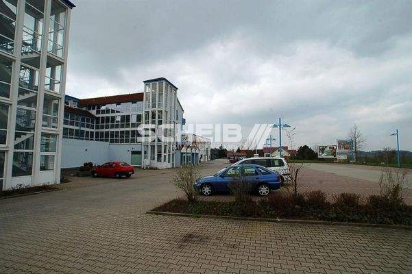 großes Parkplatzareal