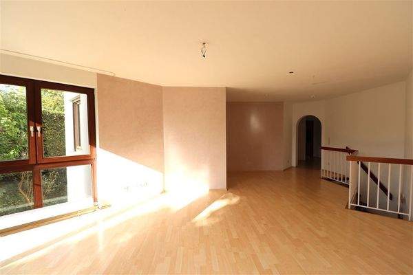 Wohnzimmer mit Treppe ins Souterrain