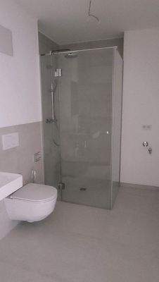 Duschbad mit Waschmaschinenanschluss