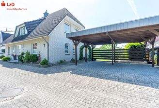Vorderansicht des Wohnhauses mit Carport