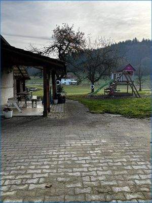 Garten mit überdachtem Sitzplatz