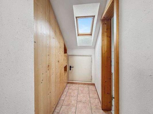 Flur zum Bad u. Einbauschrank 