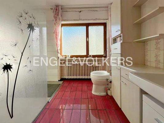 Tageslichtbad mit barrierefreier Dusche