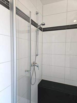 Bad: Dusche mit Granitablage/Sitzgelegenheit