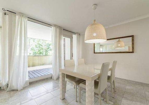 Wohn-und Essbereich mit Zugang zur großen Terrasse