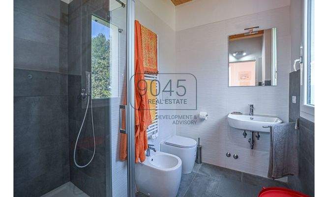 Zeitgemäße Landvilla in nachhaltiger Holzbauweise mit Panoramablick bei Potenza Picena