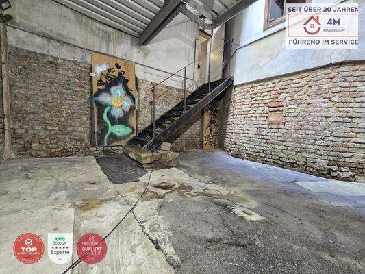 Privater Hof mit Potenzial für Terrasse oder Stadt