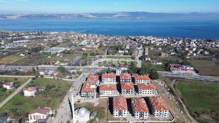Real Estate in Complex with Sea View and Pool in Yalova Altınova