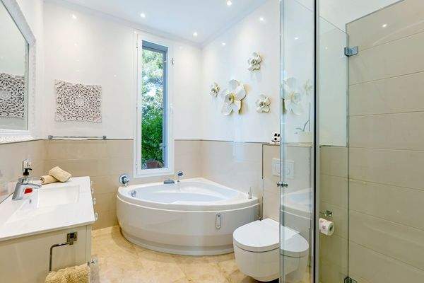 Eines von 4 Badezimmern