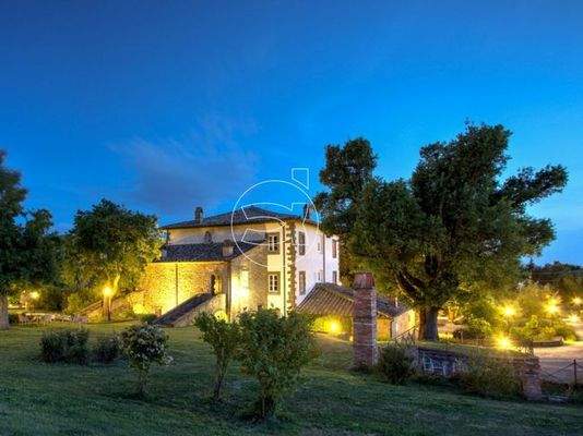 Anwesen mit 13 Schlafzimmern