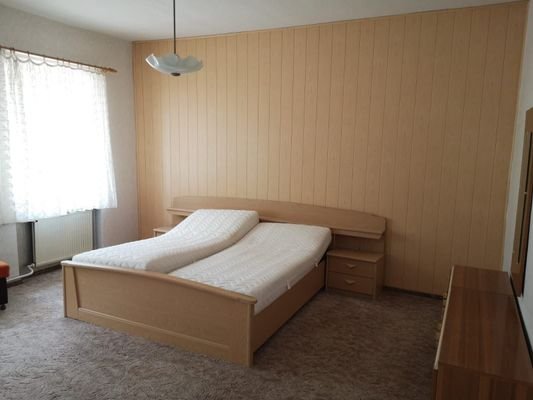 Schlafzimmer 1.OG.jpeg