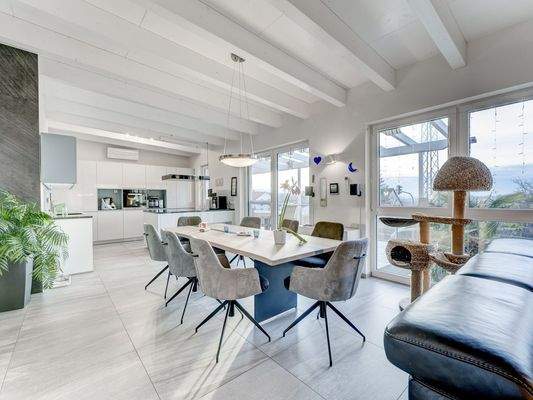 Neubau – Offener Essbereich mit Zugang zum Balkon