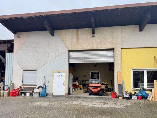 Halle mit Bürotrakt