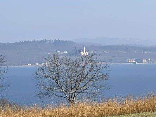 Blick auf die schöne Birnau am Ortsrand von Dingel