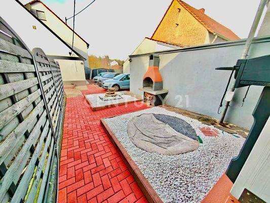 schön angelegte Terrasse mit Zugang zum Graten/Garagen