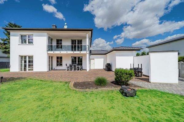 Hausansicht (Rückseite) – Terrasse &amp; Grillplatz