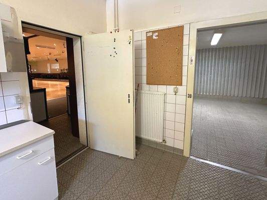 Küchenbereich mit Kühlraum