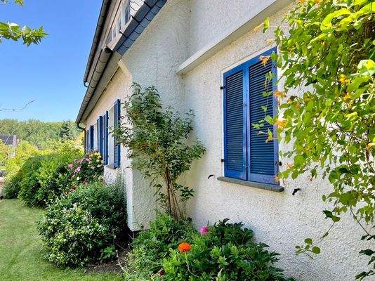 Hausansicht Fensterläden