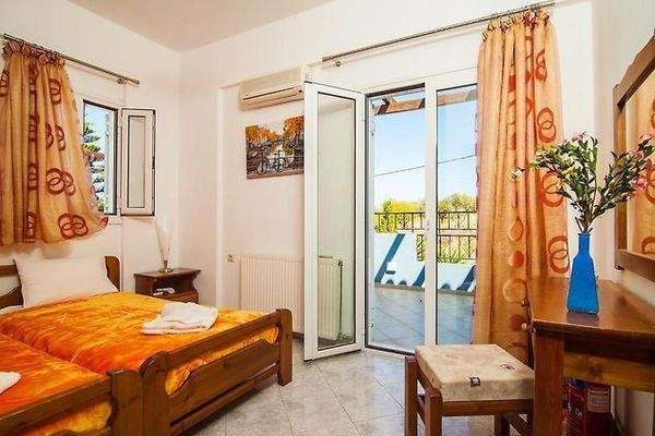 Kreta, Perama: Große Villa mit 2 kleinen Wohnungen zum Verkauf