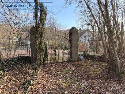 die Einfahrt zum Parkgrundstück