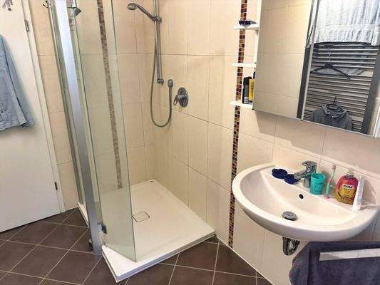 Blick zur bodennahen Dusche