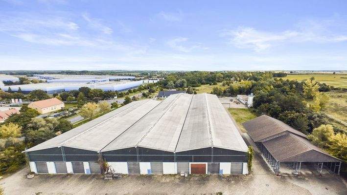 Westansicht mit 9 Rolltoren und Außenlager mit Kragarmregelen 