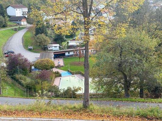 Ausblick zum Schwimmbad