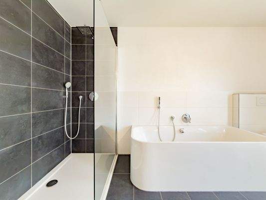 Badewanne und Regendusche