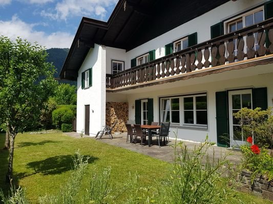 Außenansicht mit Terrasse aus Richtung Osten