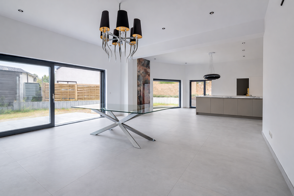 Wohn-, Ess-, und Küchenbereich