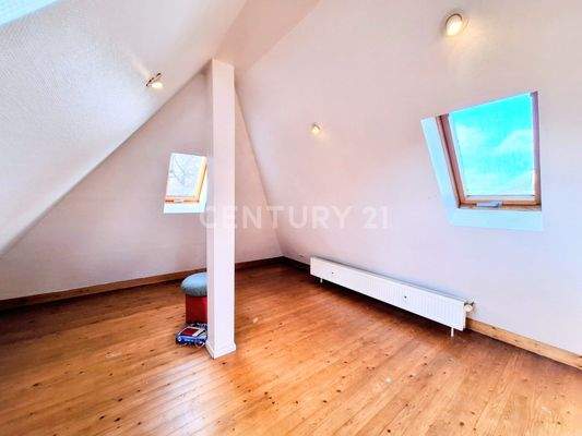 offener Küchen-/Wohnbereich mit Zugang zum Balkon