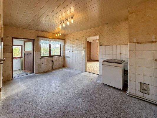 5. Große Küche mit wassergeführtem Küchenherd und 