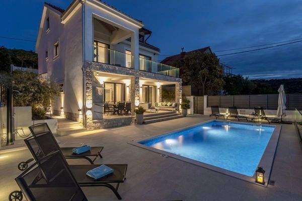 Außenbereich mit Pool