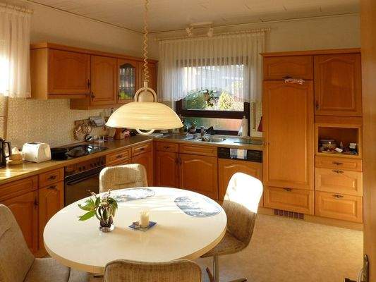 große Wohnküche mit 2 Fenstern