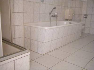 Bad mit Wanne und Duschkabine