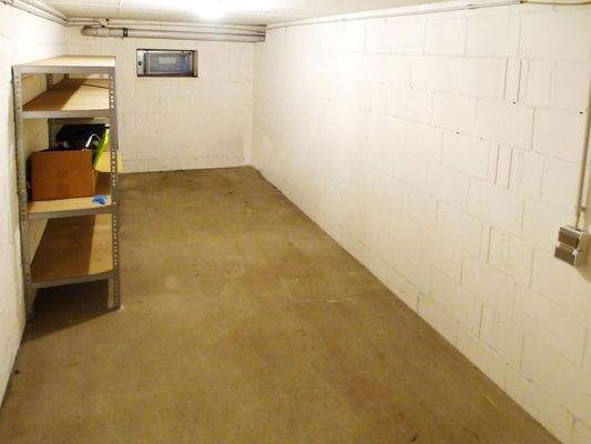 Keller mit Fenster und Strom