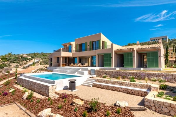 Neu gebaute minimalistische Villa mit atemberaubendem Blick über die Bucht von Palma